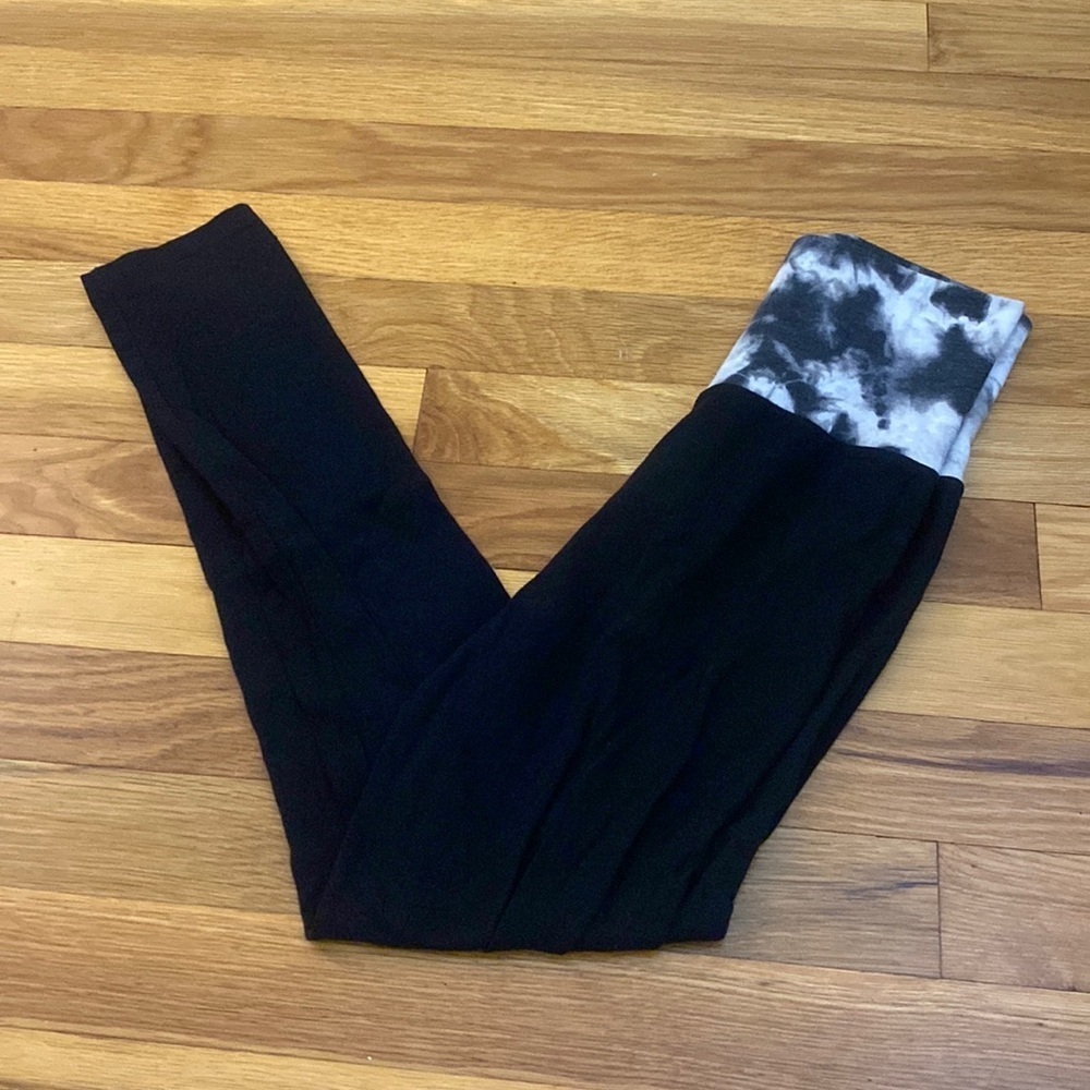 Random Hearts Girl’s Black Leggings With Tie Dye Waist Size M